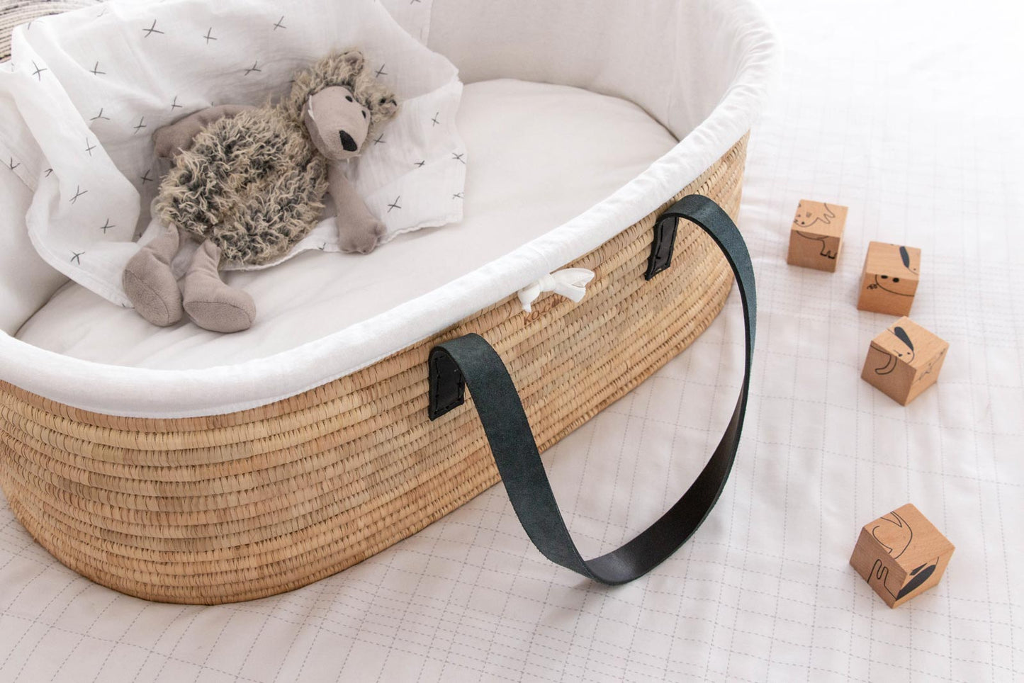 5-Piece Timeless Moses Basket SET with Foldable stand - Black leather handles